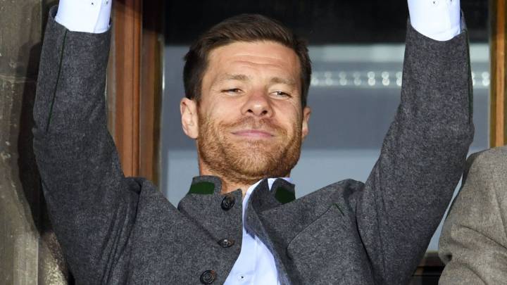 El español, Xabi Alonso, celebrando el título de Bundesliga.