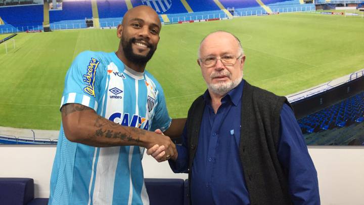 Maicon vuelve al fútbol tras un año y firma en modesto club