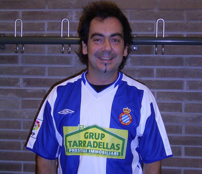 Javi Molina, batería de Hombres G, con la camiseta del Espanyol.