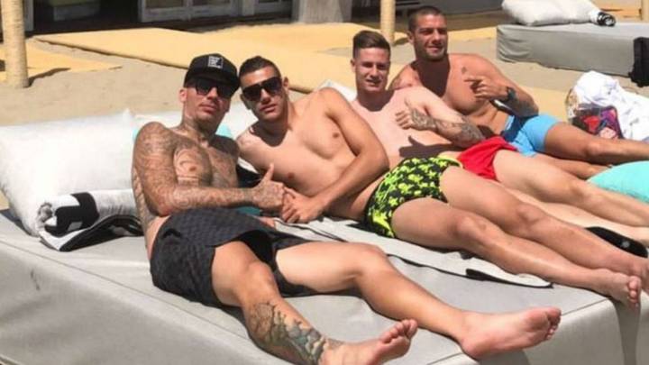 Alexis Ruano, Theo Hernández, Carlos Vigaray y Sergio Castillo, en una playa de Marbella.