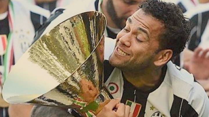Dani Alves ha levantado 34 títulos en su carrera.
