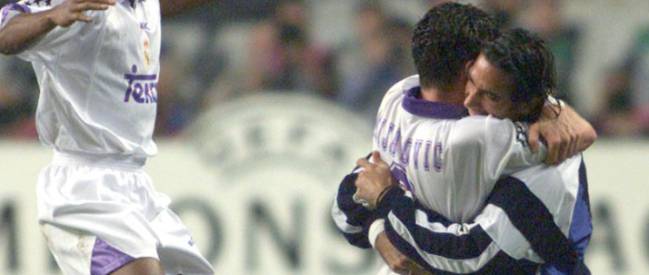 En presencia de Karembeu, Pedja Mijatovic abraza a Fernando Sanz para celebrar el gol de la Séptima del Real Madrid.