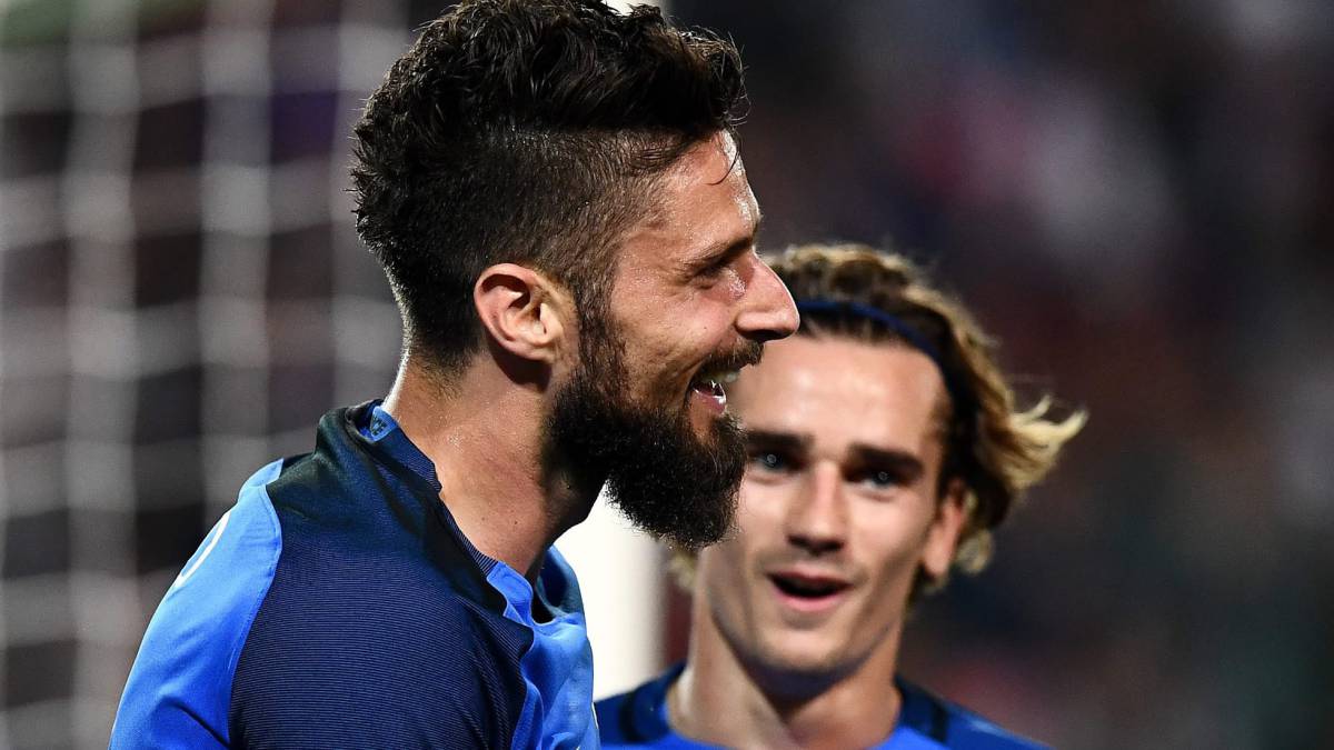 France's forward Olivier Giroud celebrates after scoring a goal during the friendly football match France vs Paraguay on June 2, 2017 at the Roazhon Park stadium in Rennes.