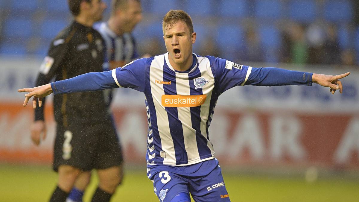Raúl García celebra un gol con el Alavés.