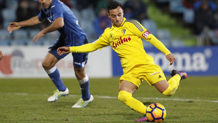 El mediocentro del Betis Dani Ceballos recomendó el fichaje del extremo del Cádiz Álvaro García, que es de Utrera como él. "Este jugador es top", escribió.
