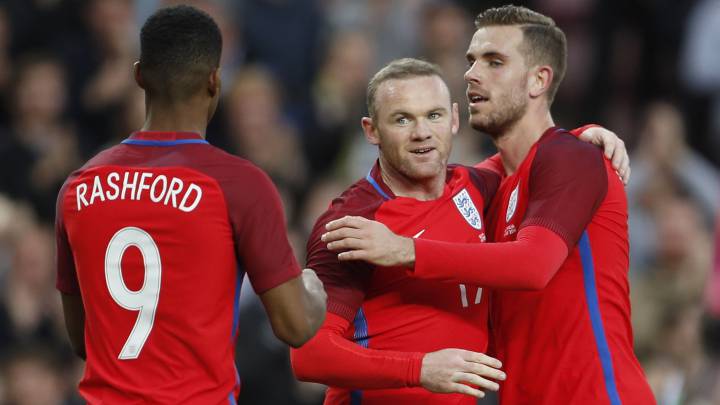 Rashford celebra un gol de Inglaterra con Rooney y Henderson.