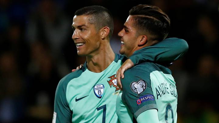 Cristiano Ronaldo celebra el gol de André Silva ante Letonia.