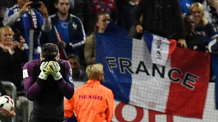 Lloris se lamenta por su error, que le costó la derrota a Francia.