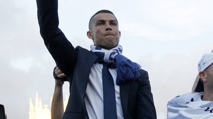 Cristiano saluda a la afición durante la celebración de la Duodécima en Cibeles.