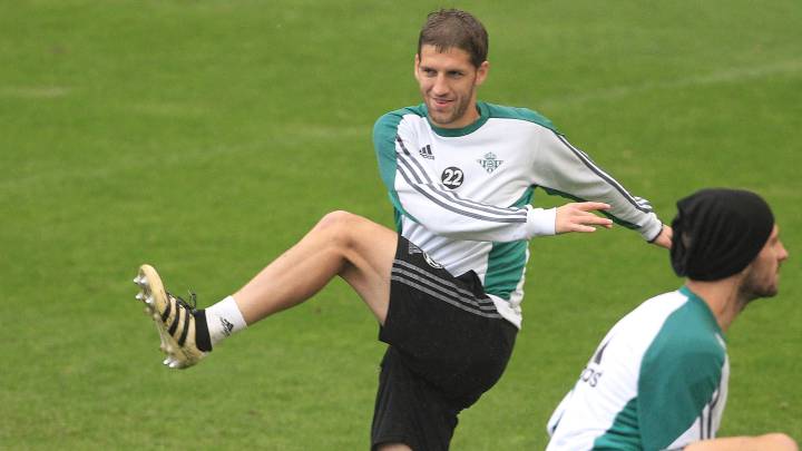 El interior del Betis Darko Brasanac elogió a Joaquín Sánchez, Rubén Castro y Manuel Agudo Durán Nolito. Repasó su campaña. "Jugar con el Real Madrid en el Santiago Bernabéu fue un sueño"