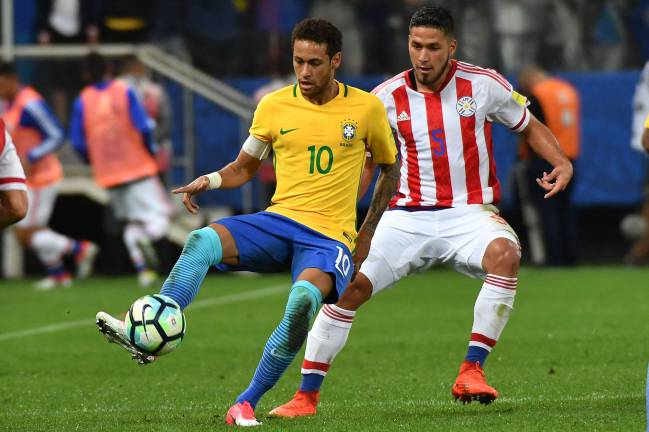Neymar protege el balón ante Bruno Valdez en el último Brasil-Paraguay.