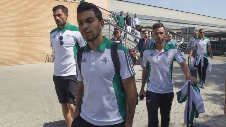 El Betis negocia con el Sao Paulo el fichaje del medio brasileño Petros Matheus. Los verdiblancos piden 2,5 millones por la mitad del pase, que es lo que poseen. Rogerio Ceni, técnico paulista, quiere un jugador "que rinda ya". Petros tiene pasado en el Corinthians, rival del Sao Paulo.