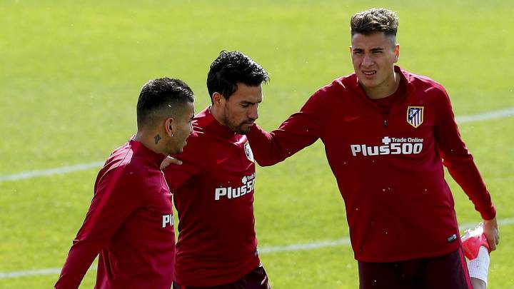 Correa, Gaitán y Giménez, durante un entrenamiento del Atlético