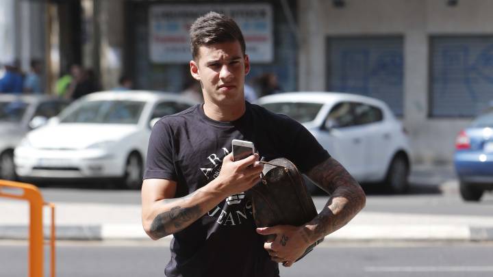 Santi Mina.