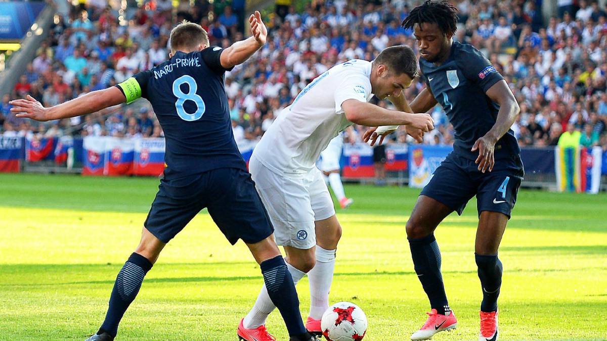 Inglaterra toma ventaja en la carrera por las semifinales