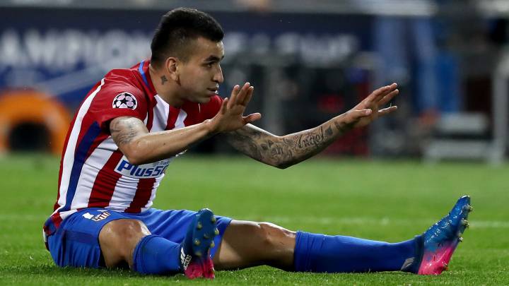 Correa, en el suelo durante el partido del Atlético contra el Bayer Leverkusen.