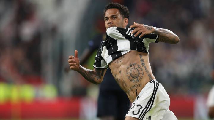 El lateral brasileño de la Juventus, Dani Alves, podría irse al Manchester City.