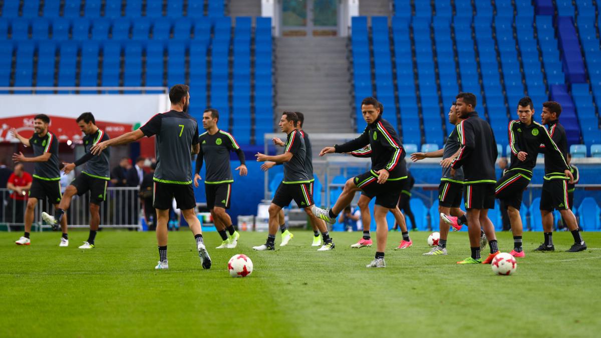 Defensa Carlos Salcedo será baja durante tres meses