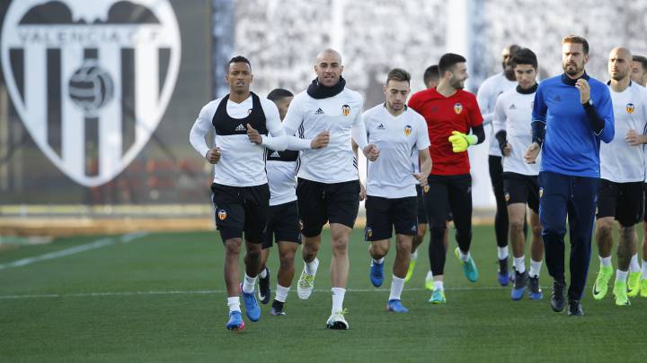 Aymen Abdennour y Nani, al frente del grupo.