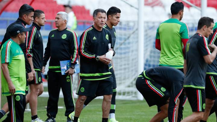 Juan Carlos Osorio junto a sus jugadores.