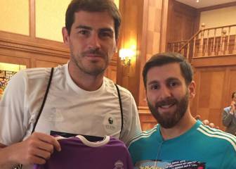 Casillas posa con el doble de Messi... y una camiseta del Madrid