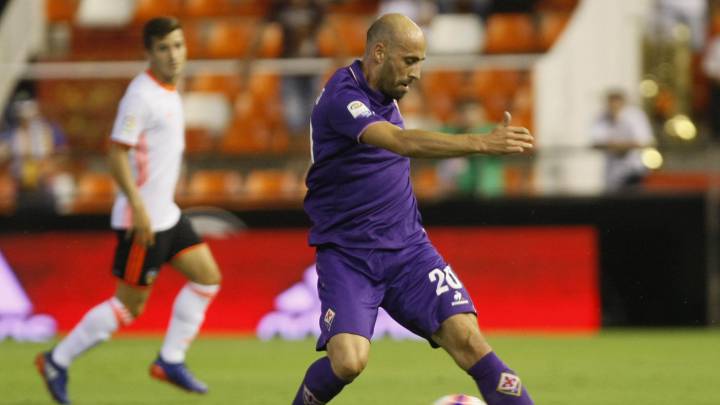 Borja Valero con la Fiorentina ante el Valencia.