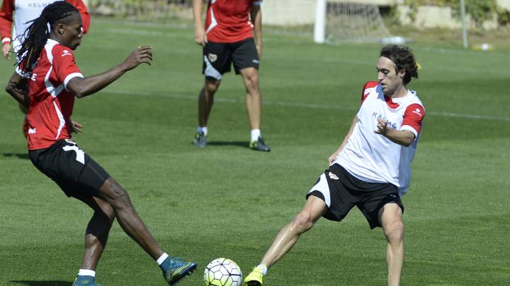 Manucho y Baena disputan un balón, durante un entrenamiento del Rayo.