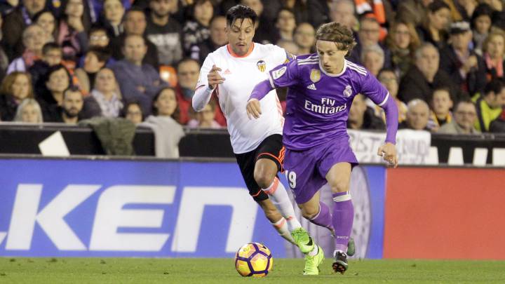 Enzo Pérez con Modric, en un Valencia-Real Madrid en Mestalla.