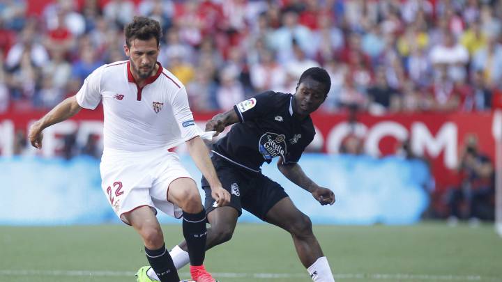 Marlos Moreno disputando un balón con Franco Vázquez en el partido de LaLiga de esta temporada entre el Sevilla y el Deportivo.