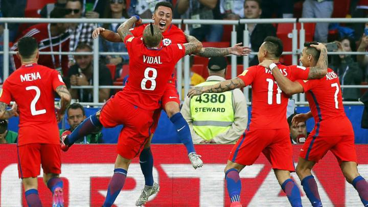 Martin Rodriguez (C) of Chile celebrates with his teammates after scoring the 1-1 equalizer during the FIFA Confederations Cup 2017 group B soccer match between Chile and Australia at the Spartak Stadium in Moscow, Russia, 25 June 2017.