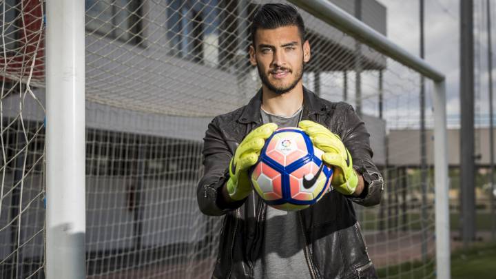 El portero del Rayo Gazzaniga posa con un balón en sus manos.