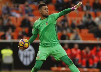 'Tengo contrato con el Valencia y volveré para saber mi situación'