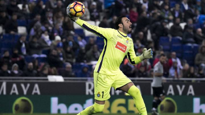 Roberto debe ser el siguiente en estampar su firma