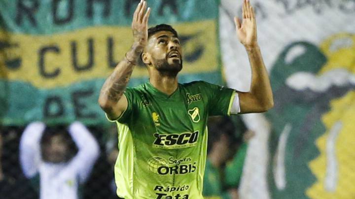 Las noticias cruzadas entre Deportivo y River Plate no se acaban con la llegada de Germán Lux a los Millonarios. El conjunto blanquiazul ha puesto sus ojos en Alexander Barboza, central propiedad de River pero que ha jugado esta temporada cedido en el Defensa y Justicia. Su excelente campaña, con seis goles incluidos, no ha pasado desapercibida en la Plaza de Pontevedra, que tras saber que Gallardo, su técnico, no cuenta con el defensa se ha lanzado para hacerse con sus servicios. La apuesta del club coruñés es fuerte, ya que al jugador sólo le queda un año de contrato en River y la idea del Depor es lograr un traspaso, no una cesión. La confianza en A Coruña en Barboza es alta por varios motivos. Su juventud (22 años), progresión, olfato goleador y el hecho de que se trate de un central zurdo han convencido a la dirección deportiva blanquiazul y si nada se tuerce la operación podría cerrarse en el plazo de una semana. Sidnei y China. El problema de Barboza es que ocupa plaza de extracomunitario, un cupo actualmente cubierto por Fede Valverde, Celso Borges y Sidnei. Su llegada situaría en la rampa de salida al central brasileño, ya que ocupa su misma demarcación y es el futbolista de la plantilla deportivista por el que hay más jugosas ofertas. Las más elevadas hasta el momento han llegado del fútbol chino y nadie en el club duda que Sidnei, por el que el Depor pagó 6,5 millones el pasado mes de septiembre, saldrá este verano del Depor. Los movimientos en el eje de la defensa del Depor no se terminan en Barboza y Sidnei. El club coruñés está muy cerca de dar la luz verde definitiva a la salida de Pablo Insua, cedido los dos últimos años al Leganés, hacia el Schalke 04. El conjunto alemán pagaría 3,5 millones de euros por el traspaso, a lo que se añadirán otra serie de incentivos. Unos serán económicos por objetivos y los otros consistirán en que el Depor se quede con una parte de los derechos de un futuro traspaso y una opción de recompra en previsión de que Insua, de 23 años y formado en la cantera blanquiazul, cuaje una gran temporada en la Bundesliga.