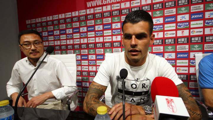 Alex Martínez durante su presentación con el Granada