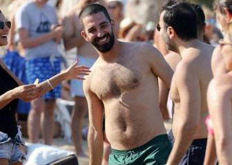 Arda Turan está de vacaciones y su cuerpo lo demuestra...