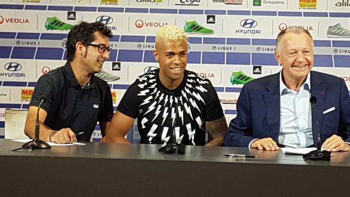 Mariano, en el centro, durante su presentación tras ser traspasado desde el Real Madrid.