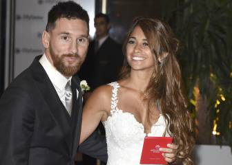 Messi flies to Barcelona after his wedding to sign new contract