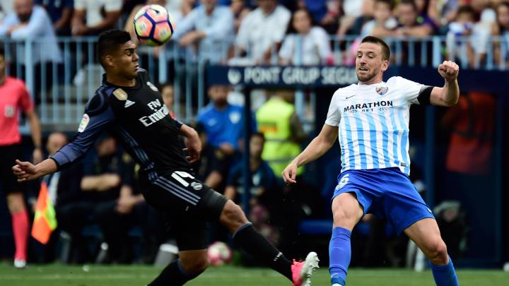 Camacho disputa un balón con Casemiro durante un Málaga-Real Madrid.