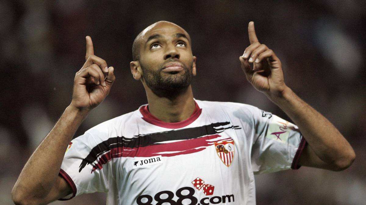 Kanoute celebra un gol durante un partido entre Sevilla y Atlético de Madrid.
