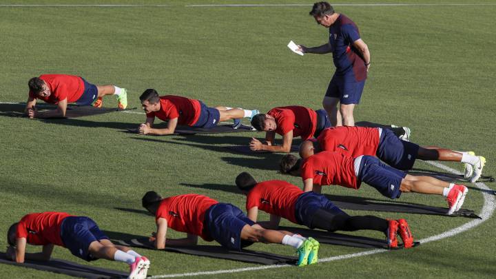 Eduardo Berizzo durante un entrenamiento del Sevilla.