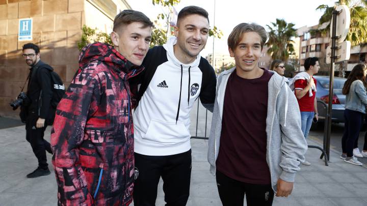 Siqueira, posando con aficionados del Valencia.