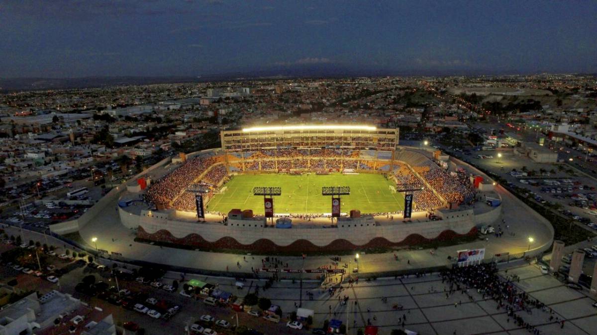 10.000 personas acudieron al estadio. Reyes estuvo al frente del equipo en el empate a uno.