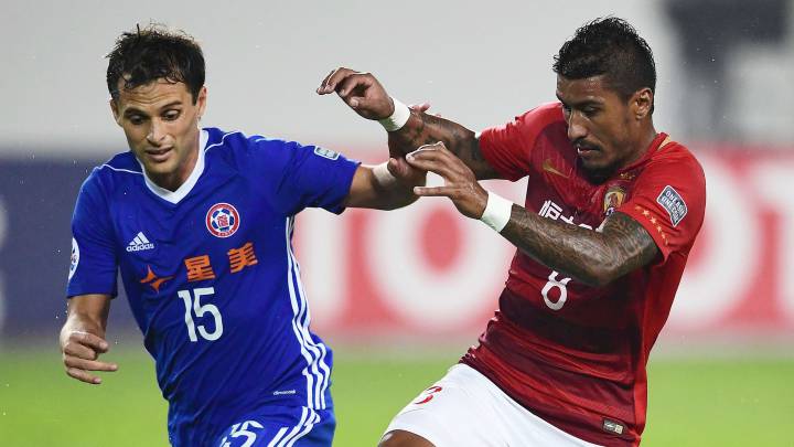 Paulinho en un partido con el Guangzhou