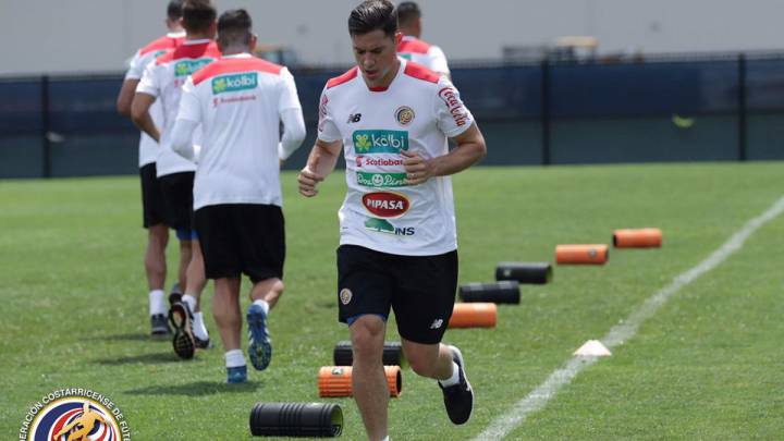 Costa Rica se queda sin Bryan Oviedo por una lesión
