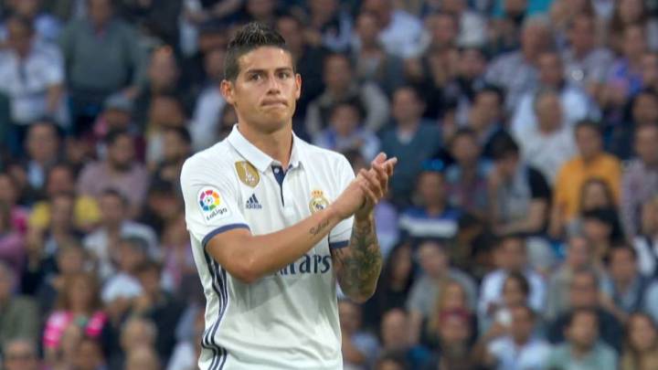 James Rodríguez se despide del Santiago Bernabéu durante el Real Madrid-Sevilla de LaLiga Santander 2016-2017.