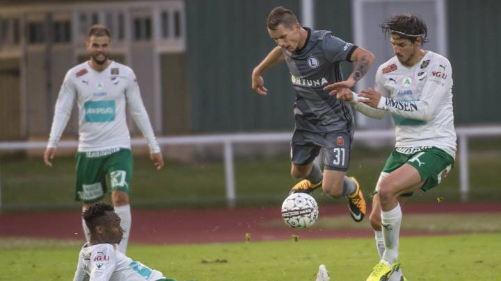 Anthony Dafaa (abajo) de IFK Mariehamn disputa el balón con Krzysztof Maczynski (2d) de Legia Varsovia hoy, miércoles 12 de julio de 2017, durante un partido de la segunda ronda de la Liga de Campeones entre IFK Mariehamn y Legia Varsovia en el Wiklof Holding Arena en Mariehamn (Finlandia).