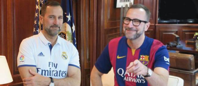 James Costos, nuevo asesor del Barça, posó en el pasado con la camiseta culé y con la del Real Madrid.