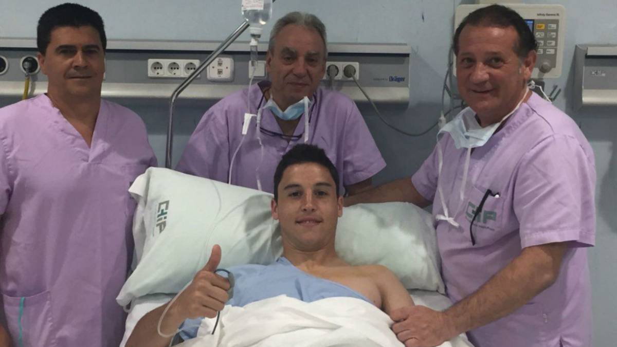 Ricca, jugador del Málaga, tras ser operado.