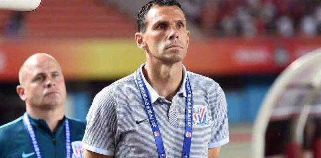 Gustavo Poyet, en un partido con el Shanghái Shenhua.